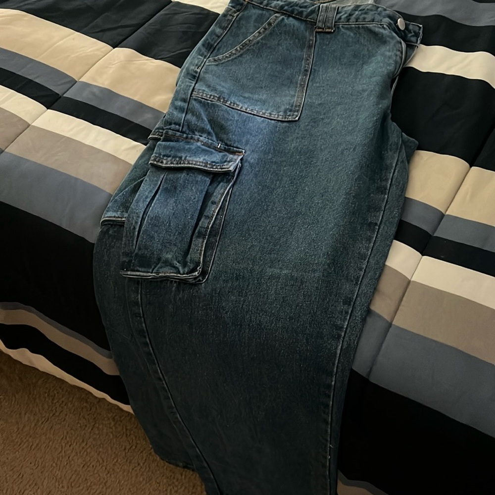 Cargo jeans. Medium wash.